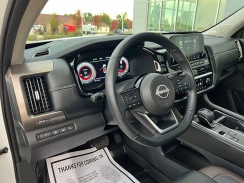 Used 2024 Nissan Pathfinder Platinum image 32