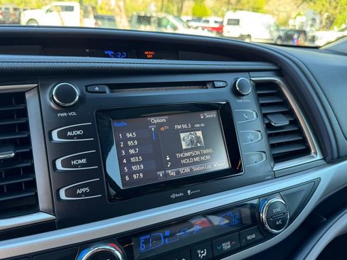 Used 2014 Toyota Highlander Plus AWD/4WD image 25