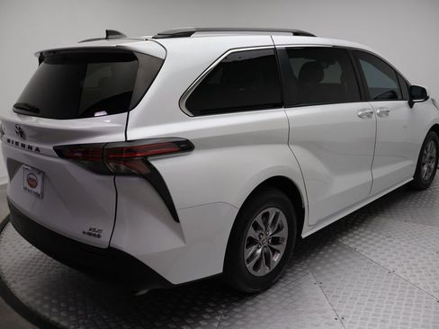 Used 2022 Toyota Sienna XLE FWD image 8