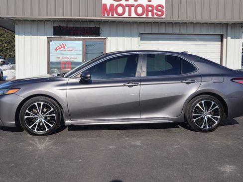 Used 2019 Toyota Camry SE w/ Carpet Mat Package image 10