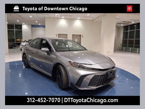 Used 2025 Toyota Camry SE w/ Convenience Package image 1