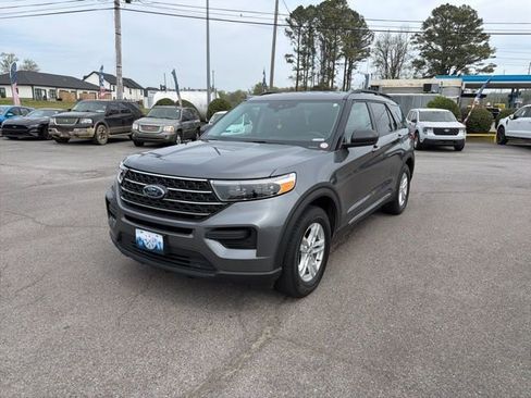 Used 2024 Ford Explorer XLT image 3
