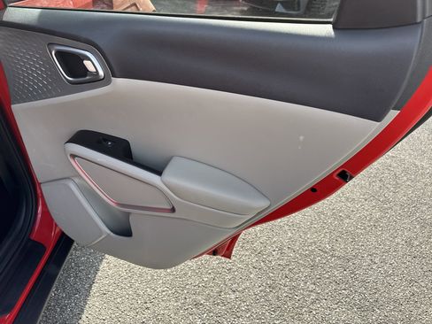 Used 2022 Kia Soul LX image 16