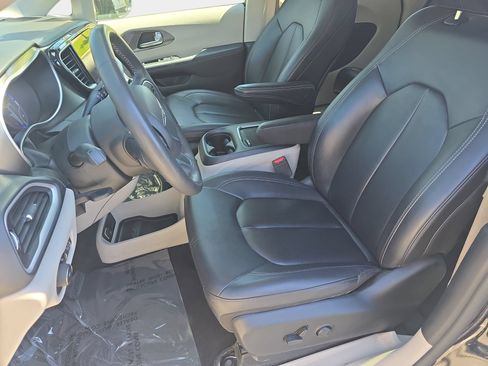 Used 2024 Chrysler Pacifica Touring-L FWD image 13