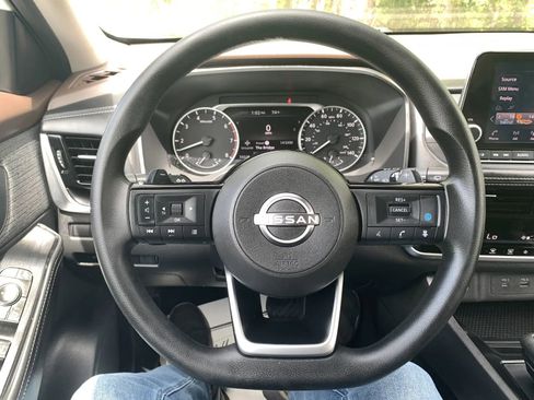 Used 2022 Nissan Rogue SV FWD image 12