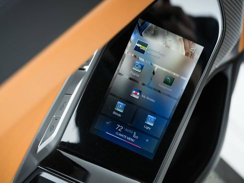 Used 2023 BMW 740i w/ Parking Assistance Package image 83