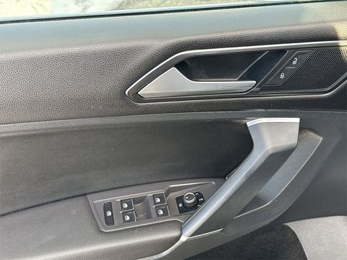 Used 2018 Volkswagen Tiguan SE w/ Panoramic Sunroof Package image 15