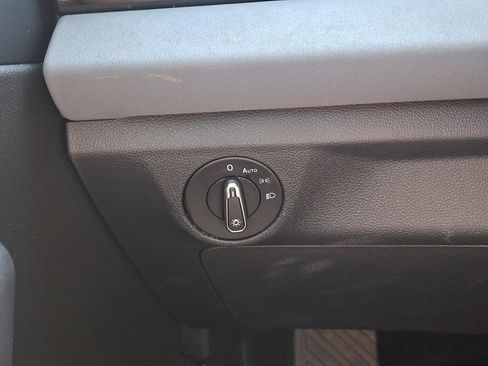 Used 2025 Volkswagen Jetta SE w/ Sunroof Package FWD image 23