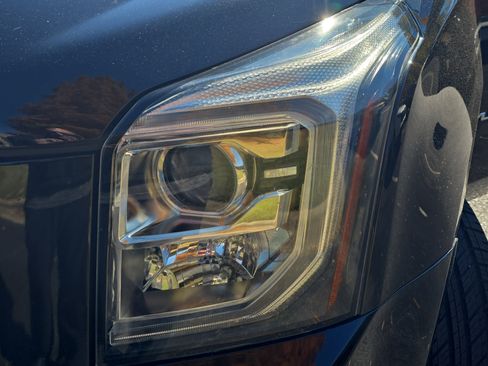 Used 2019 GMC Yukon SLT image 32