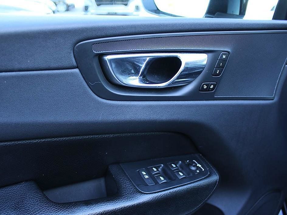 Used 2019 Volvo XC60 T5 Momentum w/ Premium Package FWD image 14