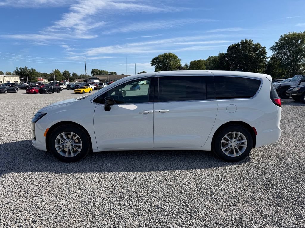 New 2027 Chrysler Pacifica Select FWD image 3