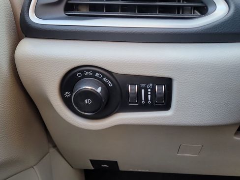 Used 2023 Chrysler Pacifica Touring-L image 27