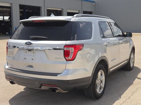 Used 2019 Ford Explorer XLT w/ Equipment Group 202A FWD image 3
