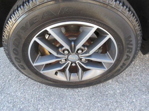 Used 2017 Jeep Grand Cherokee Limited w/ Luxury Group II image 11