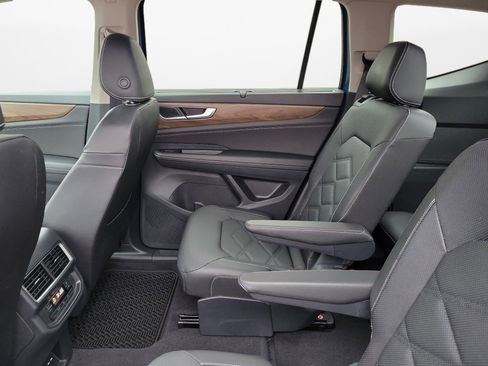 Certified 2025 Volkswagen Atlas SE image 16