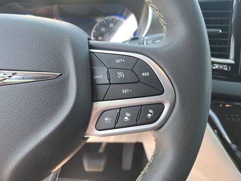 Certified 2023 Chrysler Pacifica Touring-L FWD image 19