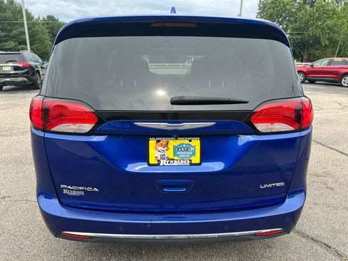 Used 2019 Chrysler Pacifica Limited w/ Tire & Wheel Group FWD image 3