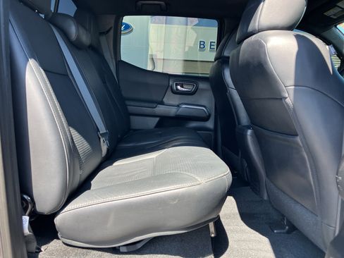 Used 2018 Toyota Tacoma TRD Sport image 31
