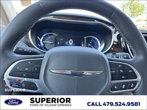 Used 2023 Chrysler Pacifica Limited FWD image 32