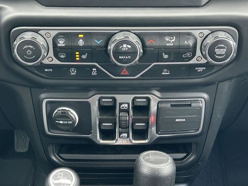 Used 2022 Jeep Gladiator Sport image 18