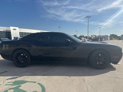 Used 2016 Dodge Challenger SRT Hellcat RWD image 2