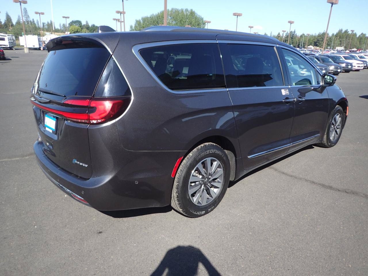 Used 2021 Chrysler Pacifica Limited w/ Premium & Safety Sphere Group FWD image 5