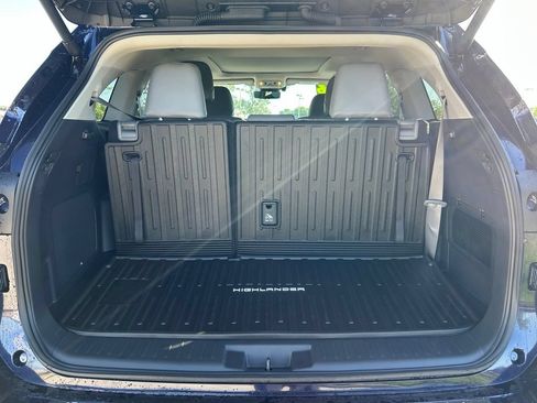 Used 2026 Toyota Highlander Platinum AWD/4WD image 25