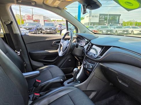 Used 2018 Chevrolet Trax LT w/ Sun & Sound Package FWD image 11