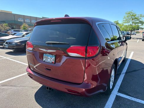 Used 2017 Chrysler Pacifica Touring FWD image 7