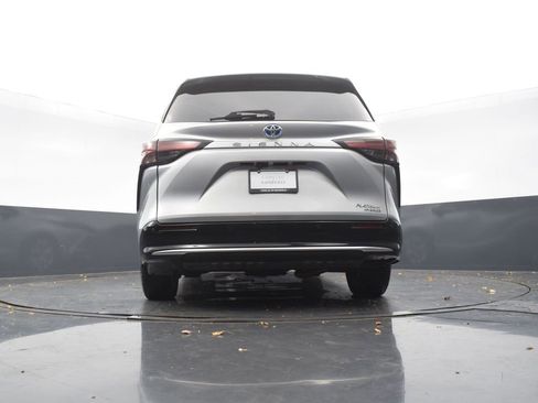 Used 2023 Toyota Sienna Platinum image 45