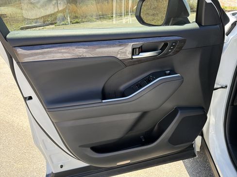 Used 2022 Toyota Highlander Limited image 10