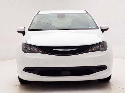 Used 2023 Chrysler Voyager LX image 4