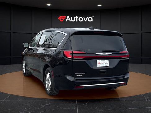 Used 2024 Chrysler Pacifica Touring-L image 3