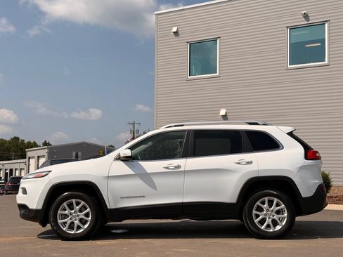 Used 2018 Jeep Cherokee Latitude w/ Safety Group AWD/4WD image 12