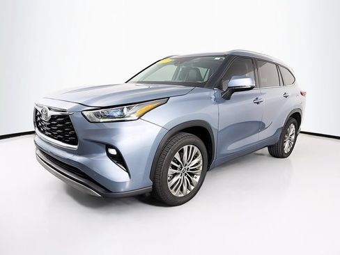 Certified 2021 Toyota Highlander Platinum FWD image 3