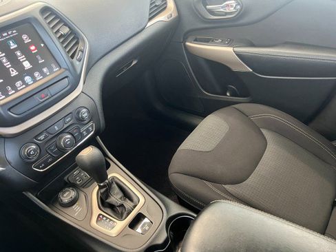 Used 2017 Jeep Cherokee Latitude w/ Cold Weather Group image 22