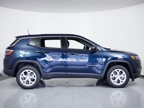 Used 2024 Jeep Compass Sport image 7