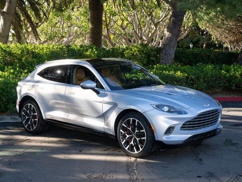 Used 2021 Aston Martin DBX image 1