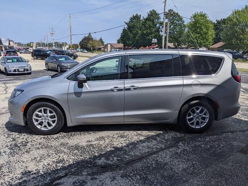 Used 2017 Chrysler Pacifica Touring FWD image 6