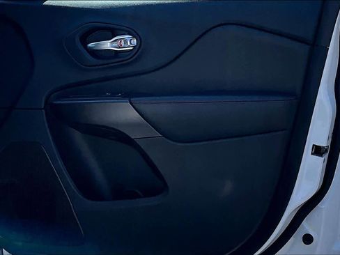 Used 2020 Jeep Cherokee Trailhawk w/ Cold Weather Group image 23