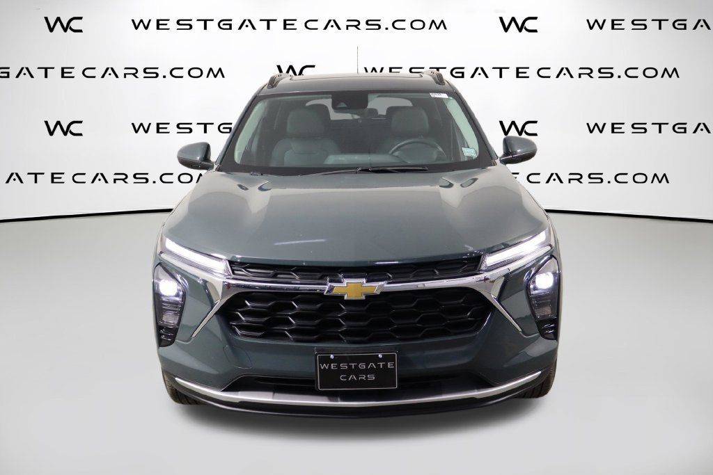 Used 2025 Chevrolet Trax LT w/ Sunroof Package FWD image 2