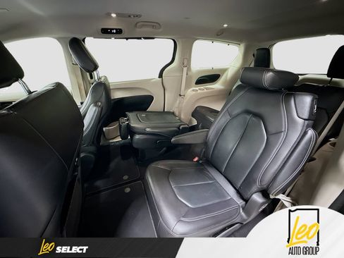 Used 2022 Chrysler Pacifica Touring-L FWD image 26