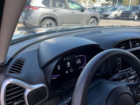 Used 2025 Kia Soul LX w/ LX Technology Package FWD image 34