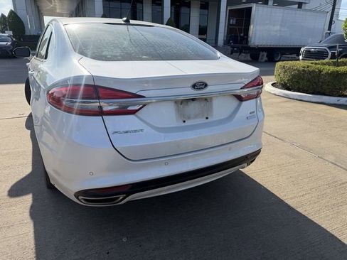 Used 2017 Ford Fusion SE w/ Fusion SE Technology Package FWD image 6