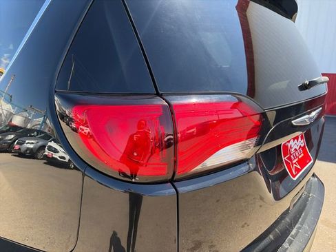 Used 2019 Chrysler Pacifica L FWD image 19