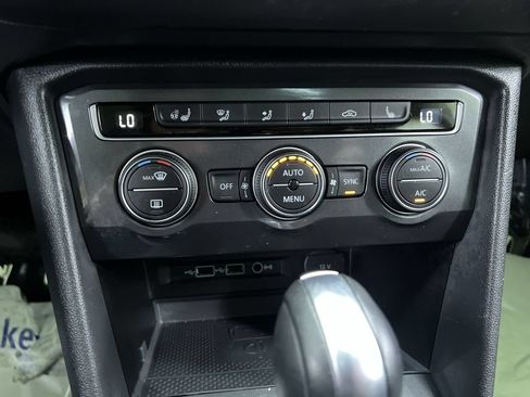 Used 2020 Volkswagen Tiguan SEL AWD/4WD image 24