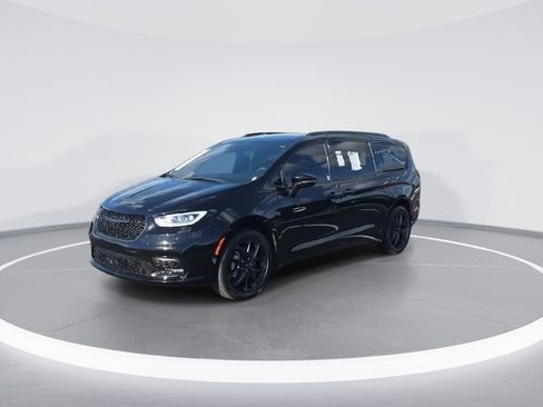 Used 2024 Chrysler Pacifica Limited w/ S Appearance Package AWD/4WD image 4