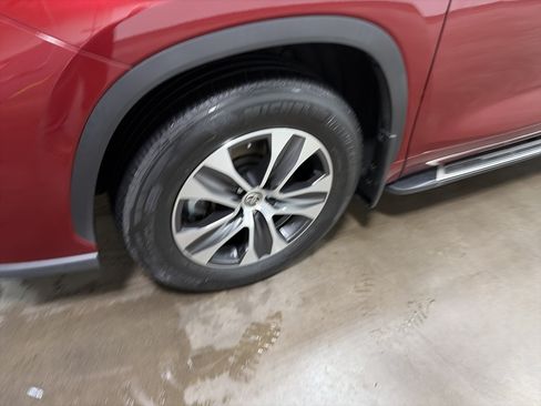 Used 2021 Toyota Highlander XLE AWD/4WD image 9
