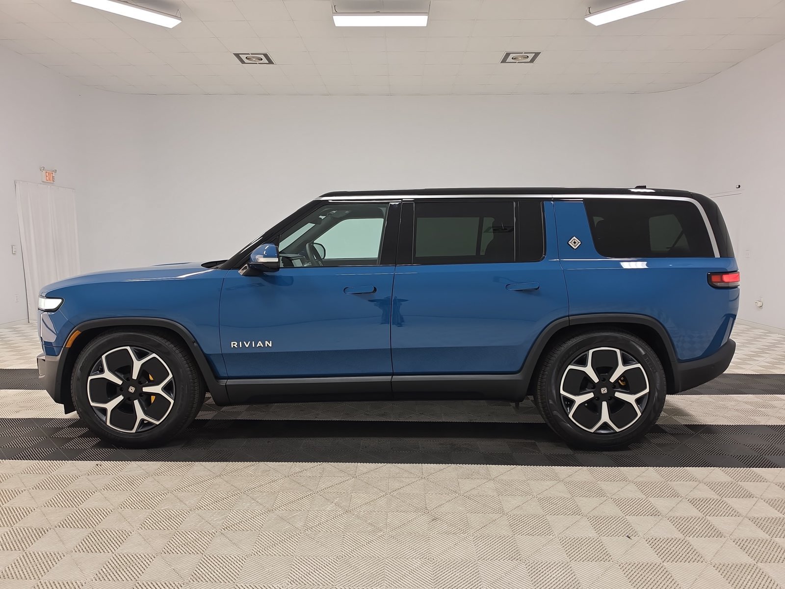 Used 2023 Rivian R1S Adventure Quad AWD/4WD image 2