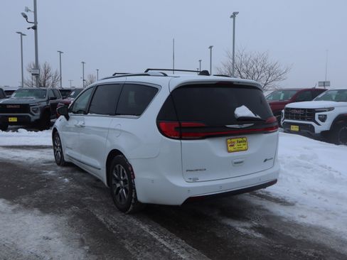 Used 2023 Chrysler Pacifica Pinnacle image 4